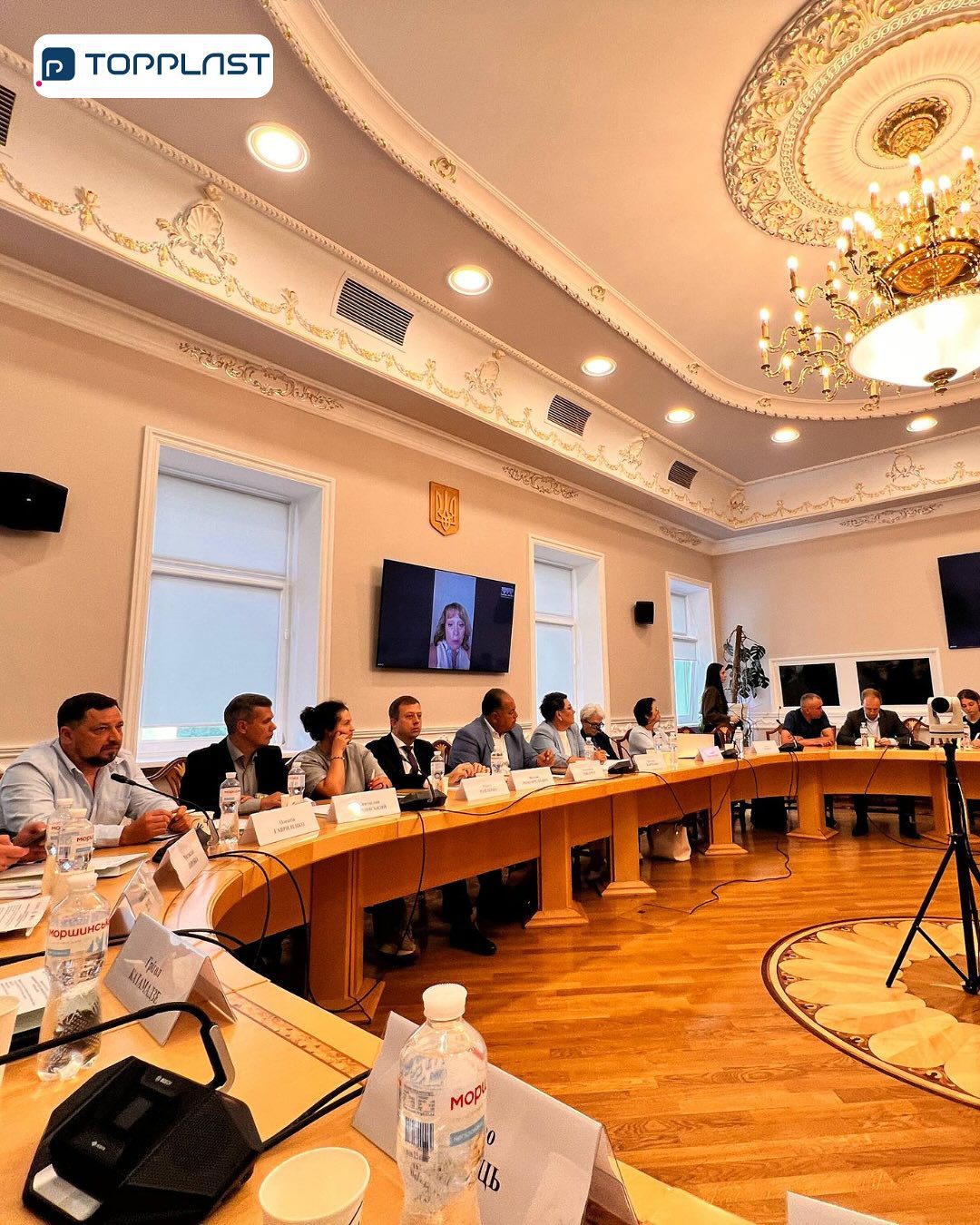 📌 Представники TopPlast взяли участь у круглому столі на тему «Бронювання для бізнесу в Україні: законодавче врегулювання та практичні аспекти»Сьогодні, 26 серпня, представники компанії TOPPLAST мали честь долучитись до круглого столу на тему «Бронювання для бізнесу в Україні: законодавче врегулювання та практичні аспекти», який відбувся в Офісі Уповноваженого Верховної Ради України з прав людини.Захід складався з двох ключових секцій. Перша секція була присвячена практичному досвіду бізнесу у сфері бронювання, де обговорювалися виклики, з якими стикаються компанії, та пошук дієвих рішень.В рамках другої секції учасники зосередилася на державному врегулюванні процесу бронювання, законодавчих механізмах та питаннях відповідальності бізнесу й державних структур.Цей діалог став важливим майданчиком для формування пропозицій щодо вдосконалення законодавчої бази та подальшої ефективної роботи бізнесу в умовах воєнного стану.TopPlast вдячний організаторам заходу організаторам за запрошення та можливість долучитися до обговорення важливої теми сьогодення.Ми переконані, що тема бронювання сьогодні має стратегічне значення для бізнесу, адже вона напряму впливає на збереження кадрового потенціалу компаній та одночасно сприяє зміцненню обороноздатності України.Більше інформації про захід читайте на сайті організаторів: https://businesswoman.org.ua/ukrayinskyj-biznes-potrebuye-pravovogo-zahystu-u-bronyuvanni-spivrobitnykiv/#topplast #відновленняtopplast #бронюваннябізнесу
