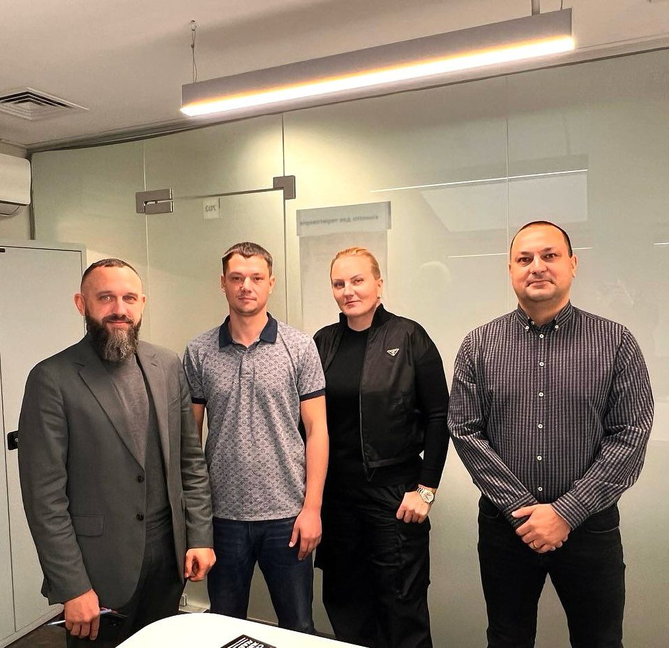 🤝 Відновлення TopPlast: зустріч представників підприємства з ОщадбанкомСьогодні представники компанії TopPlast Артем Марченко та Вікторія Гончарук провели важливу зустріч з представниками Ощадбанку Олександром Койданом, начальником центру продажів малого бізнесу, та Андрієм Попиком, начальником центру кредитної експертизи малого бізнесу щодо можливостей участі у програмах державного кредитування для бізнесу, який постраждав унаслідок війни.Нагадаємо, що в ніч з 3 на 4 липня наше підприємство було зруйновано вщент внаслідок ракетної атаки рф по Києву. Попри це, вже з перших днів команда розпочала шлях відновлення від пошуку нових приміщень до переговорів з фінансовими партнерами та державними інституціями.Керівник компанії TopPlast Артем Марченко зазначив:«З перших днів підприємство почало відновлюватись, сьогодні черговий етап на нашому шляху до розвитку та відновлення – робота над можливістю отримання державного гранту. Нам приємно, що держава у взаємодії з банками має програми для схожого з нами бізнесу, тому ми впевнені, що це допоможе багатьом компаніям залишитись в Україні, будувати свій бізнес тут та сплачувати податки, знаючи, що їх підтримають. Дуже важливо, що держава та банки в цей непростий час підтримують бізнес, який залишається в Україні, сплачує податки та відновлюється».Постанова Кабінету Міністрів України №735 регулює порядок надання пільгових кредитів підприємствам для відновлення зруйнованих або пошкоджених виробничих потужностей.Сьогодні ми зробили черговий важливий крок – провели робочу зустріч з представниками Ощадбанку, де вони презентували можливості грантових та кредитних програм для бізнесу, який постраждав внаслідок війни.Дякуємо Ощадбанку за плідну зустріч, відкритість до діалогу та готовність підтримувати українських підприємців у найскладніші часи. Разом до перемоги, до відновлення TopPlast та відновлення України 🇺🇦#topplast #відновленняtopplast #ощадбанк #разомдоперемоги